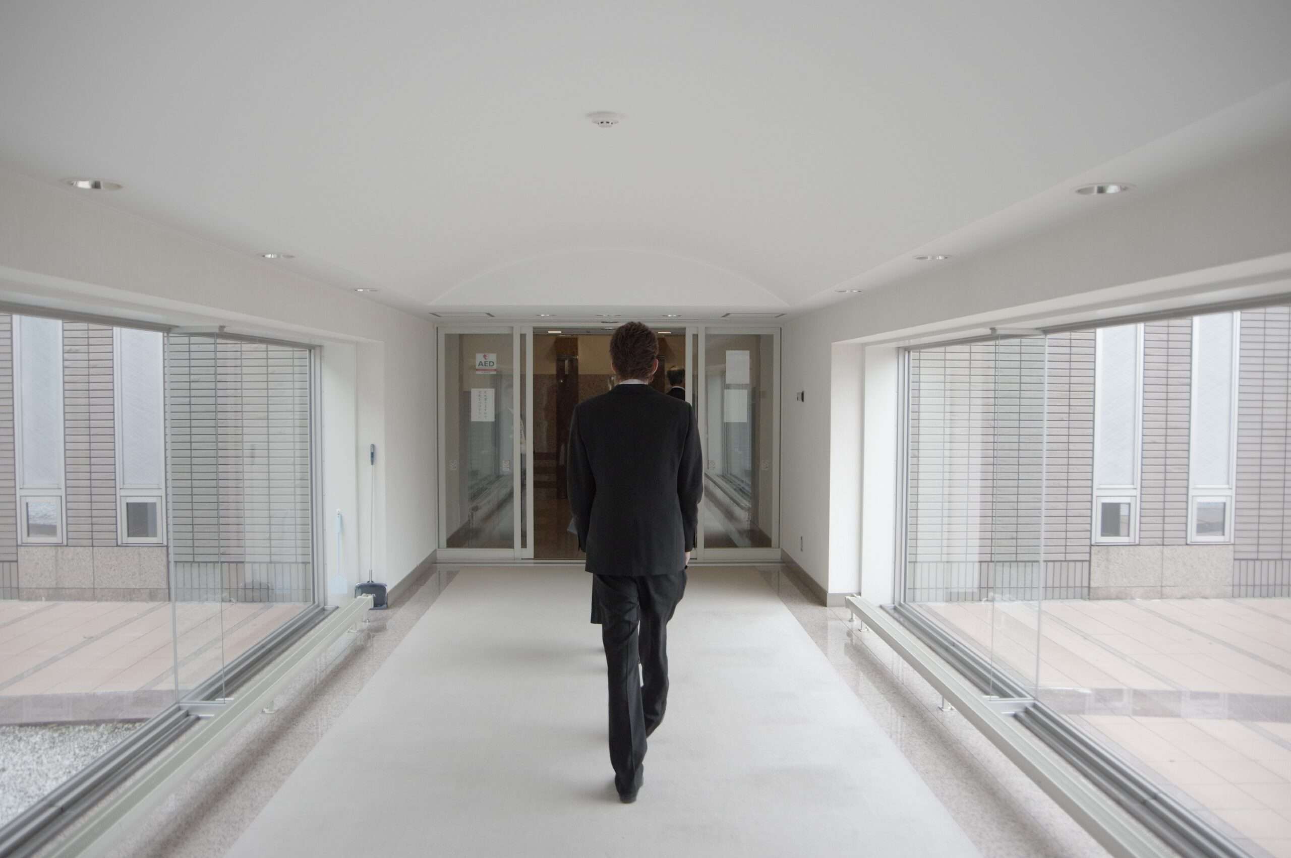 火葬場で棺を運んでいる葬祭ディレクターの後ろ姿。