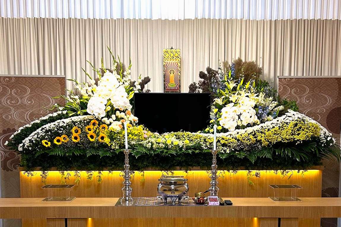 華やかな葬儀の生花祭壇。