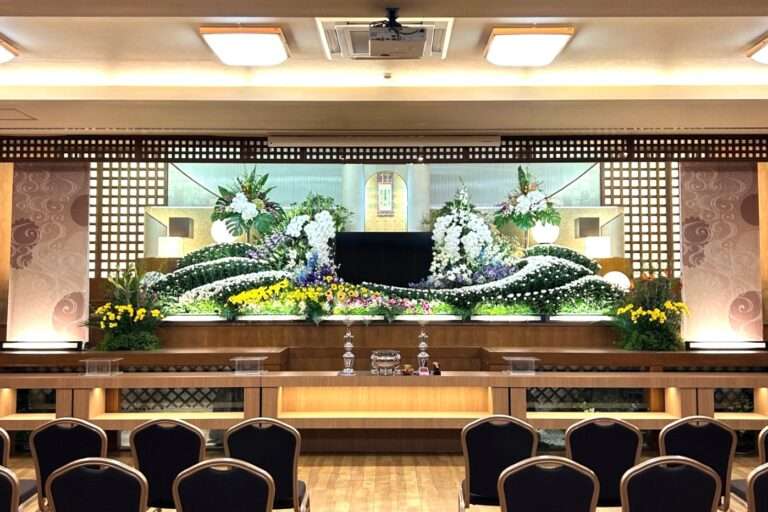 こもれび斎場中ホールで施行したお葬式プランAの生花祭壇。