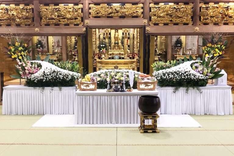 仏教寺院に飾られた葬儀の生花祭壇。