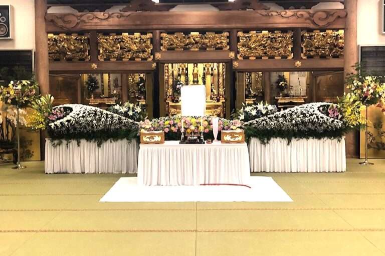 仏教寺院に飾られた葬儀の生花祭壇。