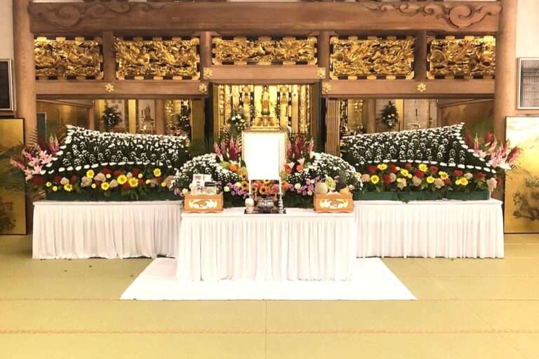 仏教寺院に飾られた葬儀の生花祭壇。