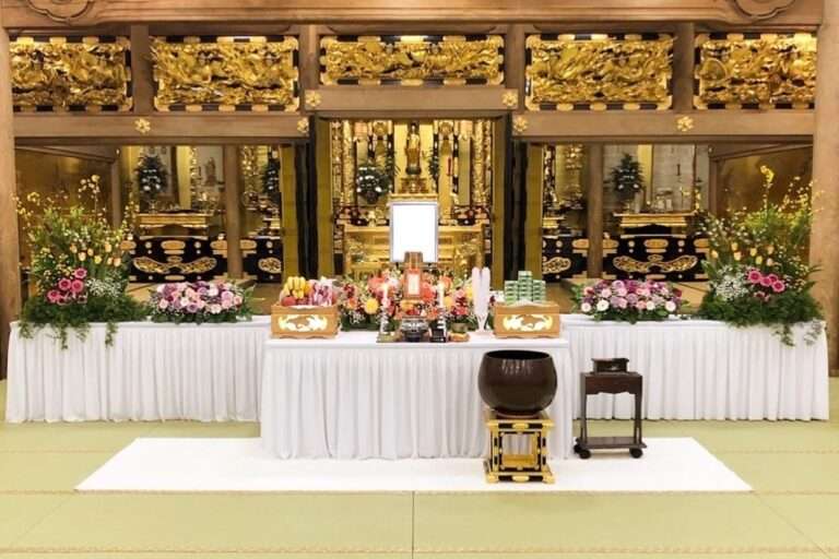 仏教寺院に飾られた葬儀の生花祭壇。