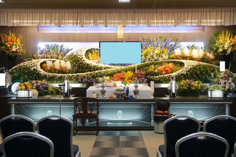 葬儀場に飾られた葬儀の生花祭壇。