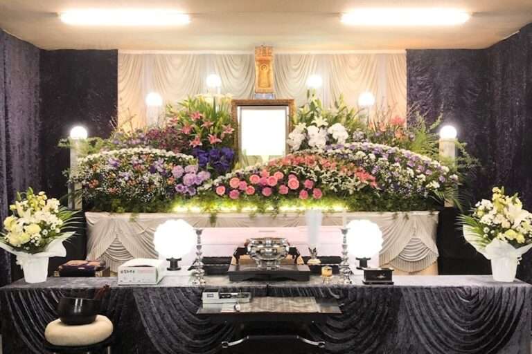 葬儀場に飾られた葬儀の生花祭壇。