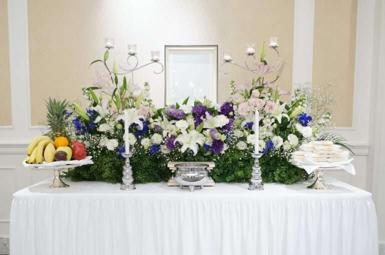 葬儀場に飾られた葬儀の生花祭壇。