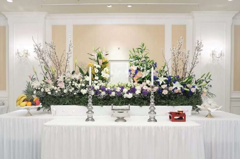 葬儀場に飾られた葬儀の生花祭壇。