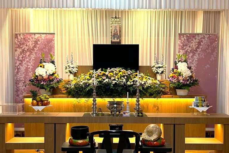 こもれび斎場小ホールで施行した家族葬Bプランの生花祭壇。