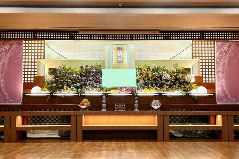 こもれび斎場中ホールで施行したお葬式プランAの生花祭壇。