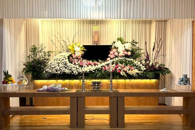 こもれび斎場小ホールで施行した家族葬Dプランの生花祭壇。