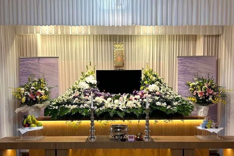 こもれび斎場小ホールで施行した家族葬Cプランの生花祭壇。