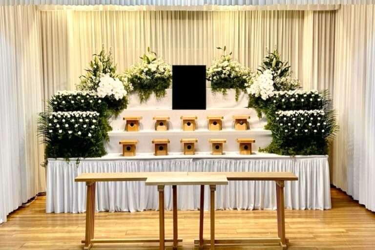 こもれび斎場小ホールで施行した家族葬Cプランの生花祭壇。