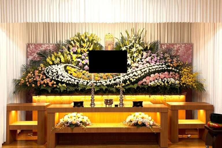 こもれび斎場小ホールで施行した家族葬Dプランの生花祭壇。