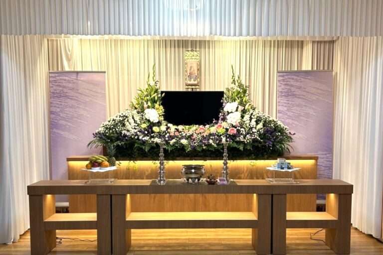 こもれび斎場小ホールで施行した家族葬Cプランの生花祭壇。