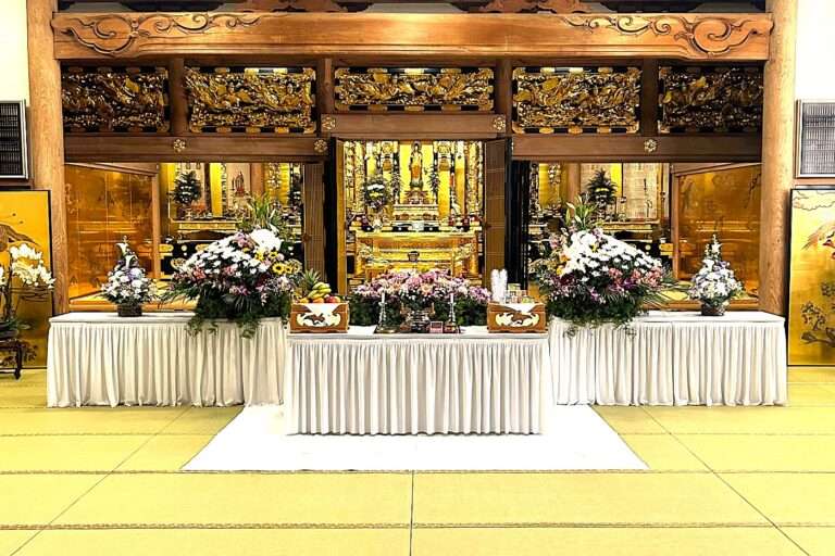 仏教寺院に飾られた家族葬プランCの葬儀の生花祭壇。