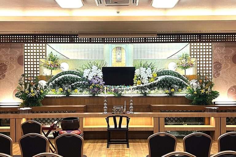 こもれび斎場の中ホールに飾られたお葬式プランAの生花祭壇。