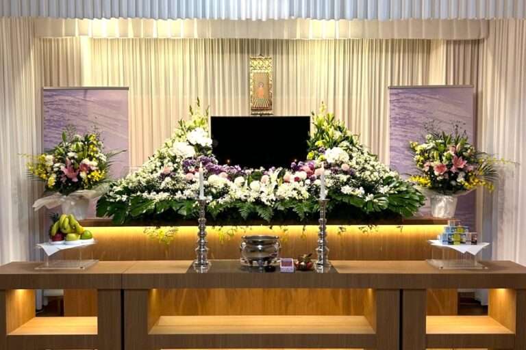 こもれび斎場小ホールで施行した家族葬Cプランの生花祭壇。