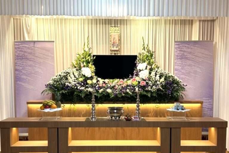 こもれび斎場小ホールで施行した家族葬Cプランの生花祭壇。